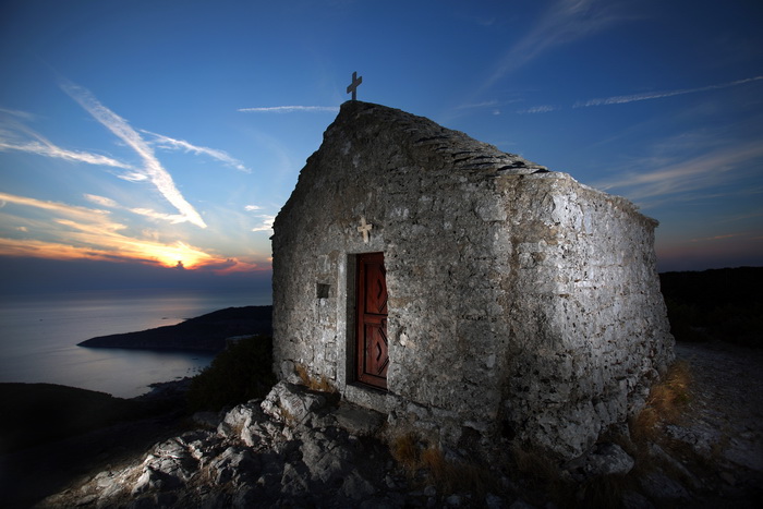 Vis 210812.
Otok Vis jedan je od najudaljenijih hrvatskih otoka koji broji nesto manje od 3 i pol tisuce stanovnika.No u vrijeme turisticke sezone otok postaje omiljena destinacija turistima od kojih je tradicionalno u kolovozu najvise Talijana.Vis ima bo