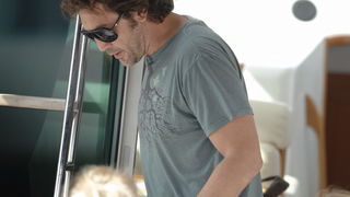 Prigradica, otok Korcula , 270911.
Glumac Javier Bardem snimljen prilikom ukrcaja u brod Majsan marke Beneteau Antares 10,80  koji ga je prebacio na svjetionik Plocica na snimanje filma “Venuto al mondo”.
Foto: Tom Dubravec /  CROPIX