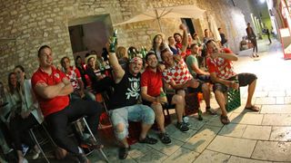 Utakmica Hrvatske i Kameruna gledala se u zadarskim kafićima, foto: Filip Brala/PIXSELL Utakmica Hrvatske i Kameruna gledala se u zadarskim kafićima, foto: Filip Brala/PIXSELL