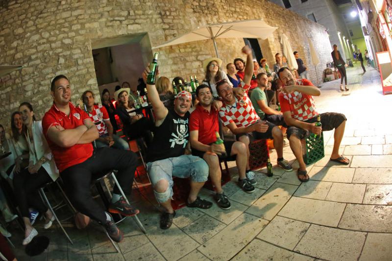 Utakmica Hrvatske i Kameruna gledala se u zadarskim kafićima, foto: Filip Brala/PIXSELL Utakmica Hrvatske i Kameruna gledala se u zadarskim kafićima, foto: Filip Brala/PIXSELL