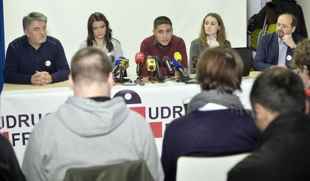 Zagreb – Udruga Franak odrzala konferenciju zbog rasta svicarskog franka te zatrazila od Vlade da pomogne gradjanima koji su na rubu bankota zbog kredita u svicarcima. Jurica Dobrinic, Martina Srcer Ilic, Denis Smajlo, Katarina Lucic, Ivan Lovrinovic. Pho