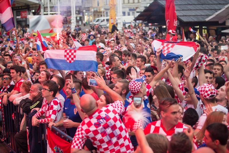 Hrvatski navijači okupirali Lens uoči utakmice s Portugalom, Photo: PIXSELL Hrvatski navijači okupirali Lens uoči utakmice s Portugalom, Photo: PIXSELL