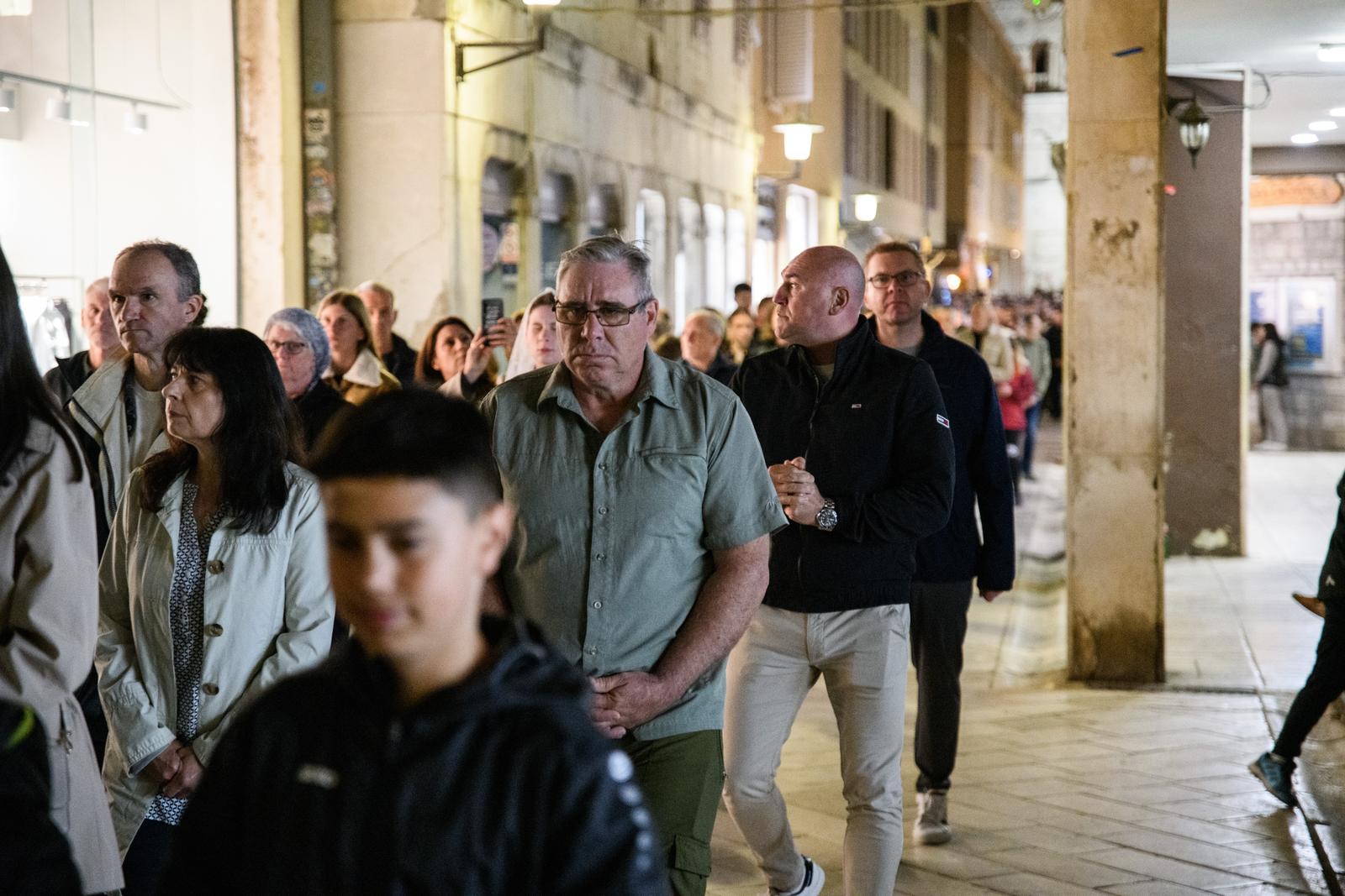 Nadbiskup Zgrablić predvodio Službu Muke Gospodnje u katedrali sv. Stošije Nadbiskup Zgrablić predvodio Službu Muke Gospodnje u katedrali sv. Stošije