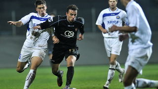 Zagreb, 221010.
Stadion u Kranjcevicevoj.
Utakmica 12. kola 1. T-com HNL: NK Hrvatski Dragovoljac i NK Zadar.
Na slici: Leopold Novak (Dragovoljac) i Toni Pezo (Zadar).
Foto: Boris Kovacev / CROPIX Zagreb, 221010.
Stadion u Kranjcevicevoj.
Utakmica 12. kola 1. T-com HNL: NK Hrvatski Dragovoljac i NK Zadar.
Na slici: Leopold Novak (Dragovoljac) i Toni Pezo (Zadar).
Foto: Boris Kovacev / CROPIX