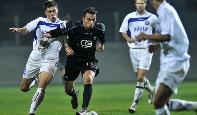 Zagreb, 221010.
Stadion u Kranjcevicevoj.
Utakmica 12. kola 1. T-com HNL: NK Hrvatski Dragovoljac i NK Zadar.
Na slici: Leopold Novak (Dragovoljac) i Toni Pezo (Zadar).
Foto: Boris Kovacev / CROPIX