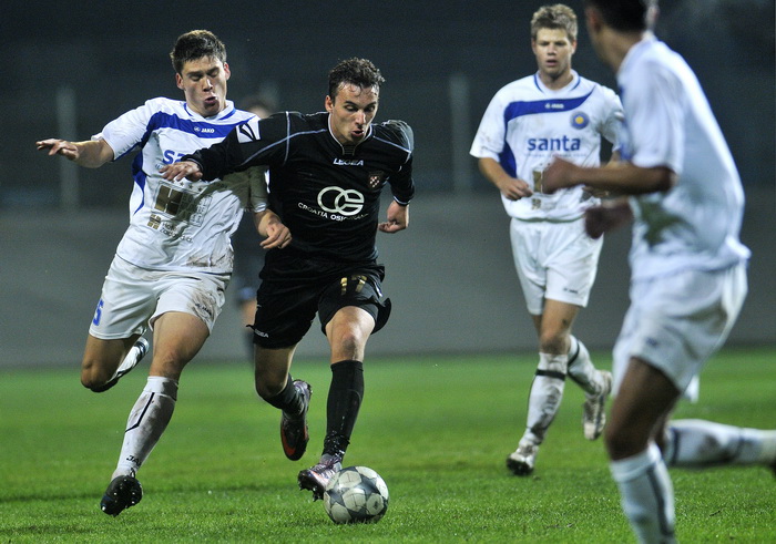 Zagreb, 221010.
Stadion u Kranjcevicevoj.
Utakmica 12. kola 1. T-com HNL: NK Hrvatski Dragovoljac i NK Zadar.
Na slici: Leopold Novak (Dragovoljac) i Toni Pezo (Zadar).
Foto: Boris Kovacev / CROPIX Zagreb, 221010.
Stadion u Kranjcevicevoj.
Utakmica 12. kola 1. T-com HNL: NK Hrvatski Dragovoljac i NK Zadar.
Na slici: Leopold Novak (Dragovoljac) i Toni Pezo (Zadar).
Foto: Boris Kovacev / CROPIX