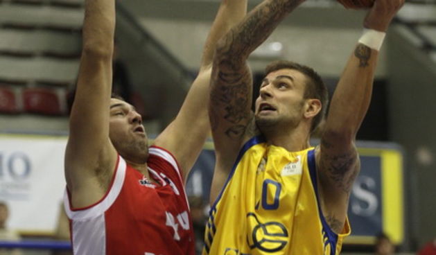 Zagreb, 101010.
KC Drazen Petrovic.
Kosarkaska utakmica 1. kolo NLB lige ABA, Zagreb CO – Radnicki (Kragujevac).
Na slici: Danilo Draskovic 14, Mario Kasun 10.
Foto: Nenad Dugi / Cropix