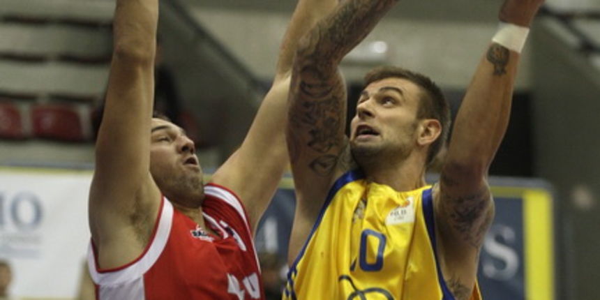 Zagreb, 101010.
KC Drazen Petrovic.
Kosarkaska utakmica 1. kolo NLB lige ABA, Zagreb CO – Radnicki (Kragujevac).
Na slici: Danilo Draskovic 14, Mario Kasun 10.
Foto: Nenad Dugi / Cropix