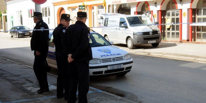 Vinkovci – Nocas oko 1.30 u pucnjavi u caffe baru Shakespeare u Glagoljaskoj ulici, ubijen je 50-godisnjk iz novih Jankovaca. Photo: Goran Ferbezar/PIXSELL Vinkovci – Nocas oko 1.30 u pucnjavi u caffe baru Shakespeare u Glagoljaskoj ulici, ubijen je 50-godisnjk iz novih Jankovaca. Photo: Goran Ferbezar/PIXSELL