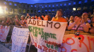 Pula, 180611.
Arena.
Zucchero se koncertom u Areni Puljanima predstavio u sklopu “Chocaback Tour 2011” turneje . Ovo mu je treci put da nastupa u Pulskoj Areni.
Na fotografiji: publika u prvim redovima.
Foto: Srecko Niketic / CROPIX Pula, 180611.
Arena.
Zucchero se koncertom u Areni Puljanima predstavio u sklopu “Chocaback Tour 2011” turneje . Ovo mu je treci put da nastupa u Pulskoj Areni.
Na fotografiji: publika u prvim redovima.
Foto: Srecko Niketic / CROPIX