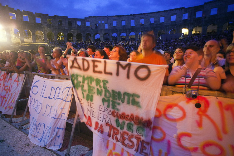 Pula, 180611.
Arena.
Zucchero se koncertom u Areni Puljanima predstavio u sklopu “Chocaback Tour 2011” turneje . Ovo mu je treci put da nastupa u Pulskoj Areni.
Na fotografiji: publika u prvim redovima.
Foto: Srecko Niketic / CROPIX Pula, 180611.
Arena.
Zucchero se koncertom u Areni Puljanima predstavio u sklopu “Chocaback Tour 2011” turneje . Ovo mu je treci put da nastupa u Pulskoj Areni.
Na fotografiji: publika u prvim redovima.
Foto: Srecko Niketic / CROPIX