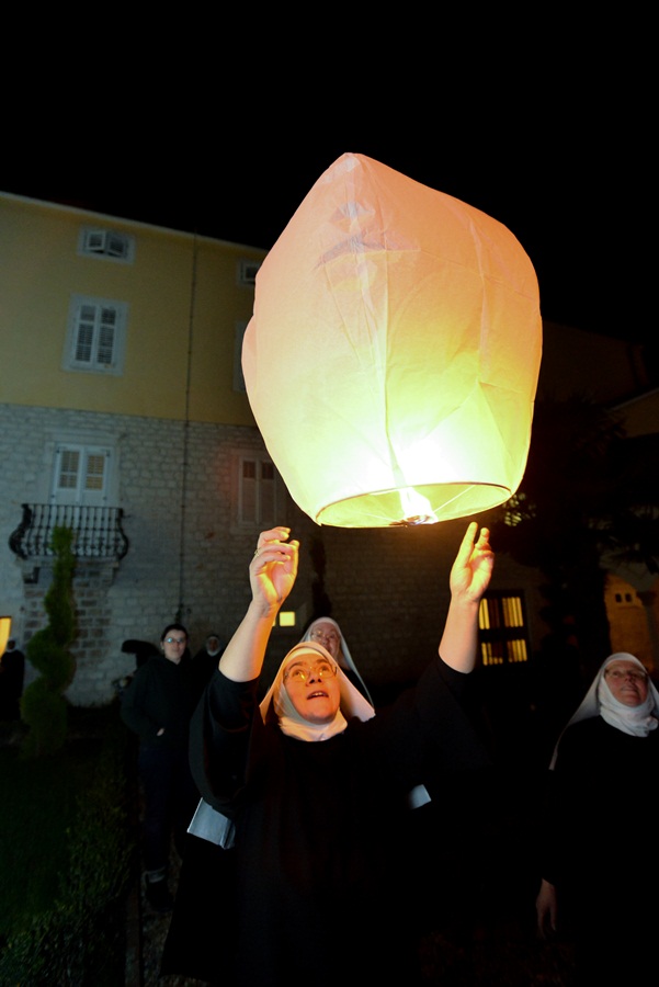U klaustru samostana sv. Marije i zadarske benediktinke su sudjelovale u akciji “Zaželi ljubav”. Foto: Iva Perinčić U klaustru samostana sv. Marije i zadarske benediktinke su sudjelovale u akciji “Zaželi ljubav”. Foto: Iva Perinčić