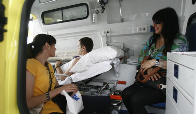 Split, 070611.
Nogometas Drago Gabric napustio je Odjel neurokirurgije KBC-a Split nesto poslije sedam sati i u pratnji majke Milene, sestre blizanke Paskvaline i kuma otputovao na oporavak u Krapinske toplice vozilom hitne pomoci, kojim je upravljao Drag