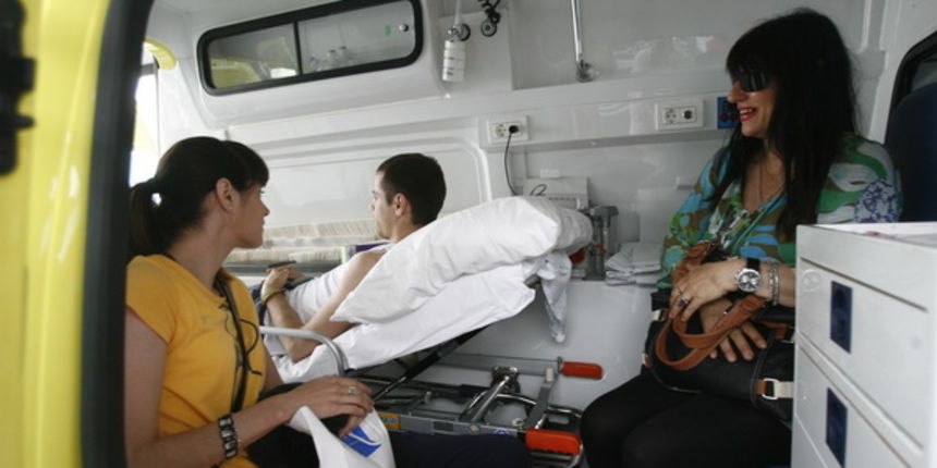 Split, 070611.
Nogometas Drago Gabric napustio je Odjel neurokirurgije KBC-a Split nesto poslije sedam sati i u pratnji majke Milene, sestre blizanke Paskvaline i kuma otputovao na oporavak u Krapinske toplice vozilom hitne pomoci, kojim je upravljao Drag