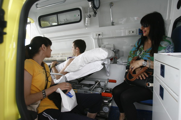 Split, 070611.
Nogometas Drago Gabric napustio je Odjel neurokirurgije KBC-a Split nesto poslije sedam sati i u pratnji majke Milene, sestre blizanke Paskvaline i kuma otputovao na oporavak u Krapinske toplice vozilom hitne pomoci, kojim je upravljao Drag Split, 070611.
Nogometas Drago Gabric napustio je Odjel neurokirurgije KBC-a Split nesto poslije sedam sati i u pratnji majke Milene, sestre blizanke Paskvaline i kuma otputovao na oporavak u Krapinske toplice vozilom hitne pomoci, kojim je upravljao Drag