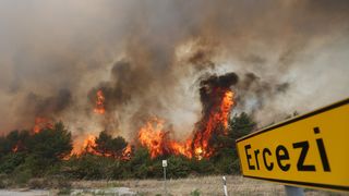 Lozovac: veliki požar zaprijetio kućama, kopnenim snagama pridružila se četiri kanadera Lozovac: veliki požar zaprijetio kućama, kopnenim snagama pridružila se četiri kanadera