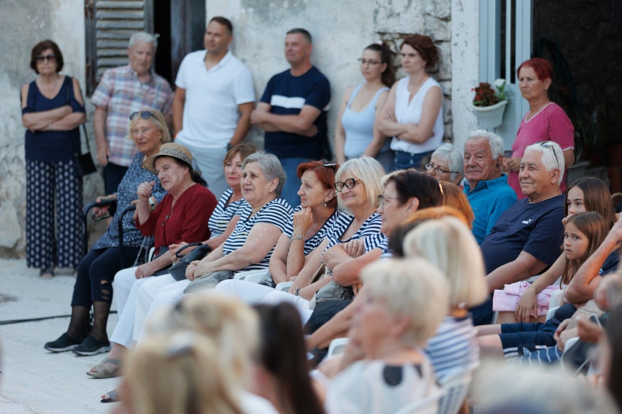 Diklo: Predstava Ništa im neće bit kazališta Moruzgva