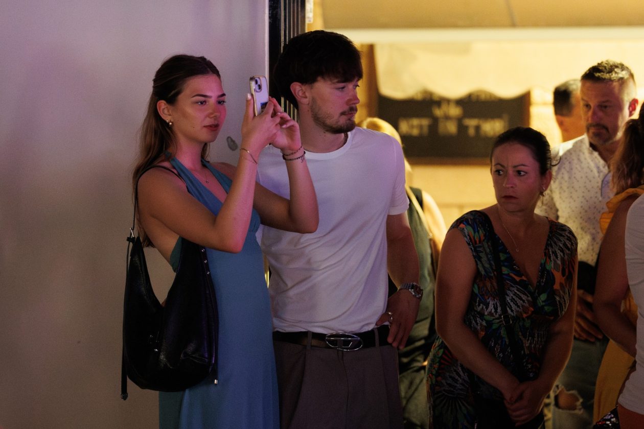 Večer evergreena u atriju palače Cedulin