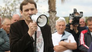 Ispred zgrade Općine Vir održan je prosvjed mještana i udruge Vir bez podjela na kojem su okupljeni izrazili svoje nezadovoljstvo politikom aktualne vlasti.  Photo: Dino Stanin/PIXSELL