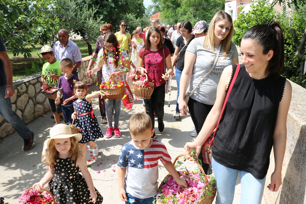 Tradicionalna procesija Tijelova ulicama Vira Tradicionalna procesija Tijelova ulicama Vira