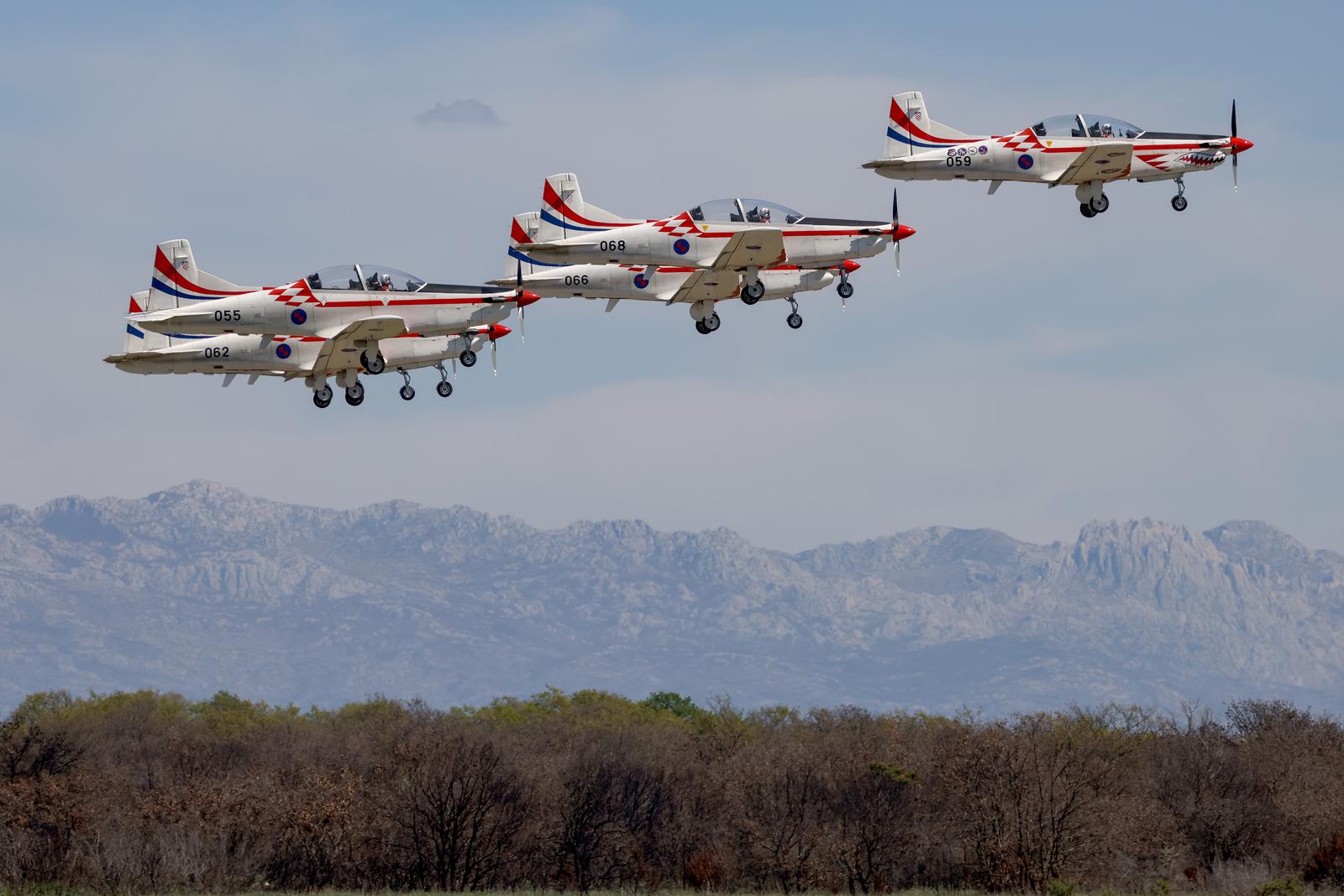 Zemunik: 20. obljetnica akrobatske grupe “Krila Oluje” Zemunik: 20. obljetnica akrobatske grupe “Krila Oluje”