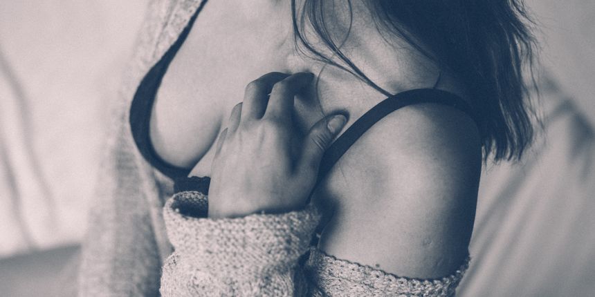 Zdravlje grudi upitno je ako primijetite iscjedak iz bradavica, neobičnu osjetljivost i bolove u grudima, promjena kože bradavica, kvržice i zadebljanja blizu grudi ili ispod pazuha Zdravlje grudi upitno je ako primijetite iscjedak iz bradavica, neobičnu osjetljivost i bolove u grudima, promjena kože bradavica, kvržice i zadebljanja blizu grudi ili ispod pazuha