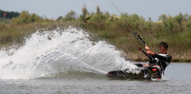 Zadar, 230610.
Bura na podrucju Nina najvise razveseli surfere i kitere koji uzivaju surfajuci okolnim plazama.
Foto : Vladimir Ivanov / CROPIX