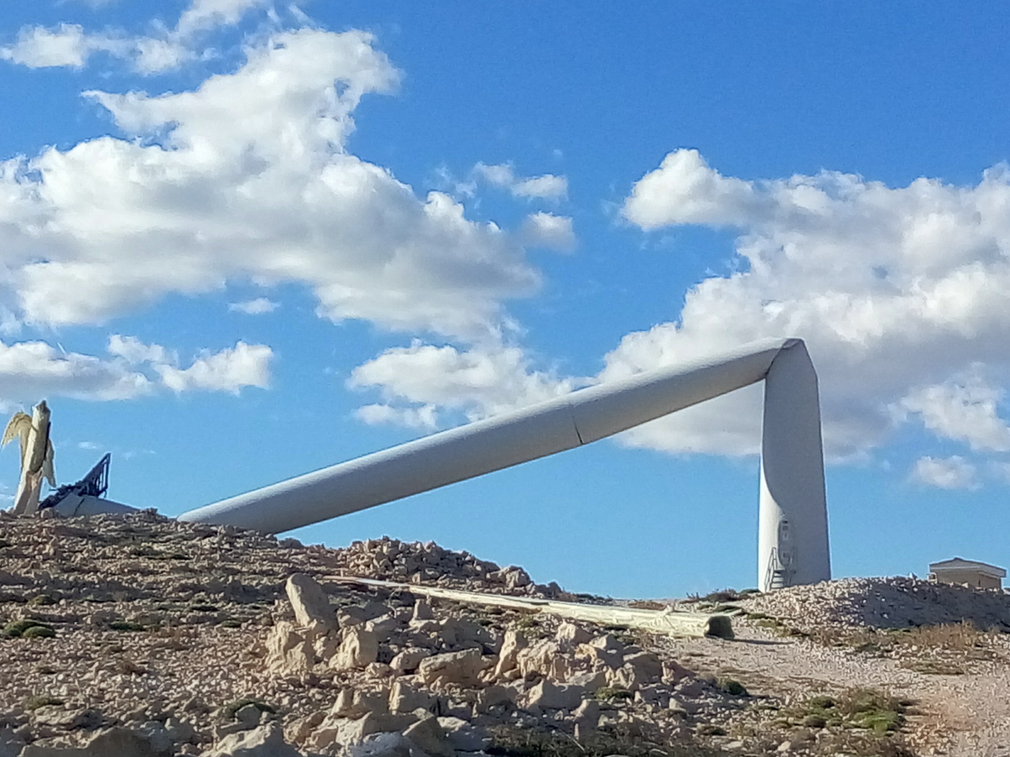 Olujna bura srušila vjetro elektranu na Pagu Olujna bura srušila vjetro elektranu na Pagu