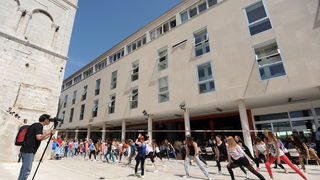 Zadar, 040513.
Plesna udruga Gesta je danas nastupom na Kalelargi najavila zadarski plesni festival in memoriam Nives Simatovic Predovan koji ce poceti 18. svibnja.
Na fotografiji: nastup plesne udruge Gesta.
Foto: Luka Gerlanc / CROPIX Zadar, 040513.
Plesna udruga Gesta je danas nastupom na Kalelargi najavila zadarski plesni festival in memoriam Nives Simatovic Predovan koji ce poceti 18. svibnja.
Na fotografiji: nastup plesne udruge Gesta.
Foto: Luka Gerlanc / CROPIX