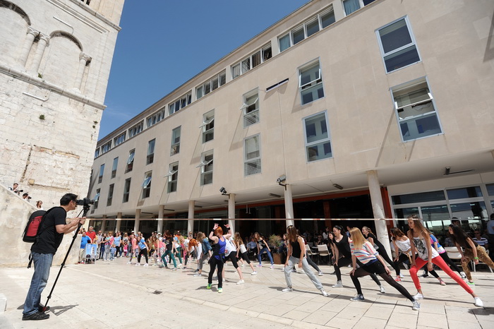 Zadar, 040513.
Plesna udruga Gesta je danas nastupom na Kalelargi najavila zadarski plesni festival in memoriam Nives Simatovic Predovan koji ce poceti 18. svibnja.
Na fotografiji: nastup plesne udruge Gesta.
Foto: Luka Gerlanc / CROPIX Zadar, 040513.
Plesna udruga Gesta je danas nastupom na Kalelargi najavila zadarski plesni festival in memoriam Nives Simatovic Predovan koji ce poceti 18. svibnja.
Na fotografiji: nastup plesne udruge Gesta.
Foto: Luka Gerlanc / CROPIX