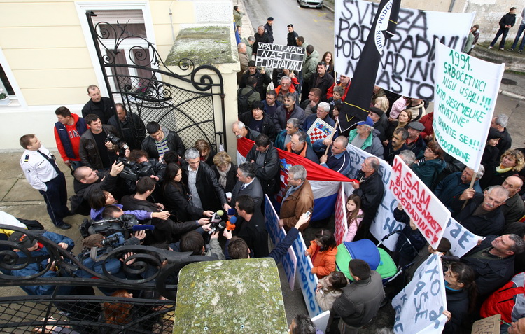 Zadar, 081210.
Prosvjed mjestana Podgradine ispred zgrade zupanijske uprave zbog toga jer njihovo mjesto nije registirano kao mjesto. Kolona prosvjednika je krenula s Branimirove obale, preko Poluotoka i dosla pred zgradu zupanije. 
Na slici: prosvjednici