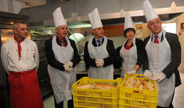 Zadar, 061210.
Danas je u zadarskoj Puckoj kuhinji povodom dana sv. Nikole sticenicima hranu dijelio izmedju ostalih i zadarski zupan Stipe Zrilic. Takodjer su volonterima Pucke kuhinje podjeljene zahvalnice.
Na slici: poznati zadarski kuhar Renato Kralje