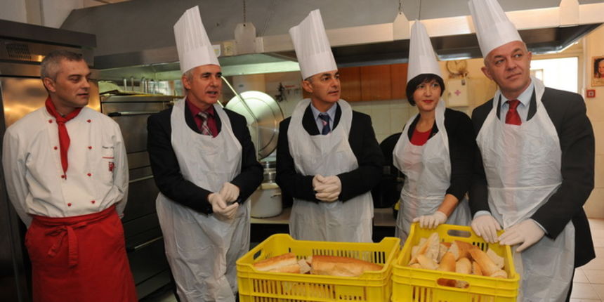 Zadar, 061210.
Danas je u zadarskoj Puckoj kuhinji povodom dana sv. Nikole sticenicima hranu dijelio izmedju ostalih i zadarski zupan Stipe Zrilic. Takodjer su volonterima Pucke kuhinje podjeljene zahvalnice.
Na slici: poznati zadarski kuhar Renato Kralje Zadar, 061210.
Danas je u zadarskoj Puckoj kuhinji povodom dana sv. Nikole sticenicima hranu dijelio izmedju ostalih i zadarski zupan Stipe Zrilic. Takodjer su volonterima Pucke kuhinje podjeljene zahvalnice.
Na slici: poznati zadarski kuhar Renato Kralje