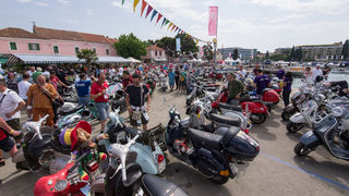 Spektakularni defile vespaša, foto: Vinko Pešić Spektakularni defile vespaša, foto: Vinko Pešić
