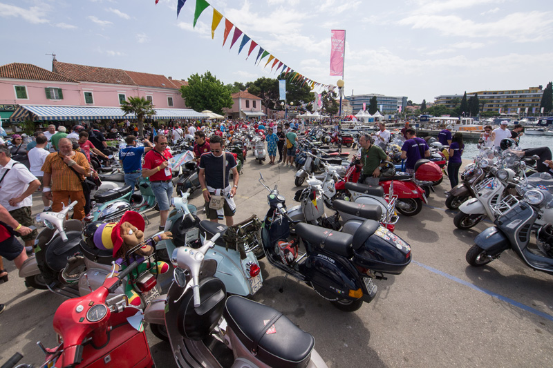 Spektakularni defile vespaša, foto: Vinko Pešić Spektakularni defile vespaša, foto: Vinko Pešić