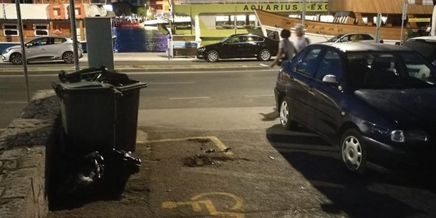 Kante za smeće na invalidskom parkirnom mjestu Kante za smeće na invalidskom parkirnom mjestu