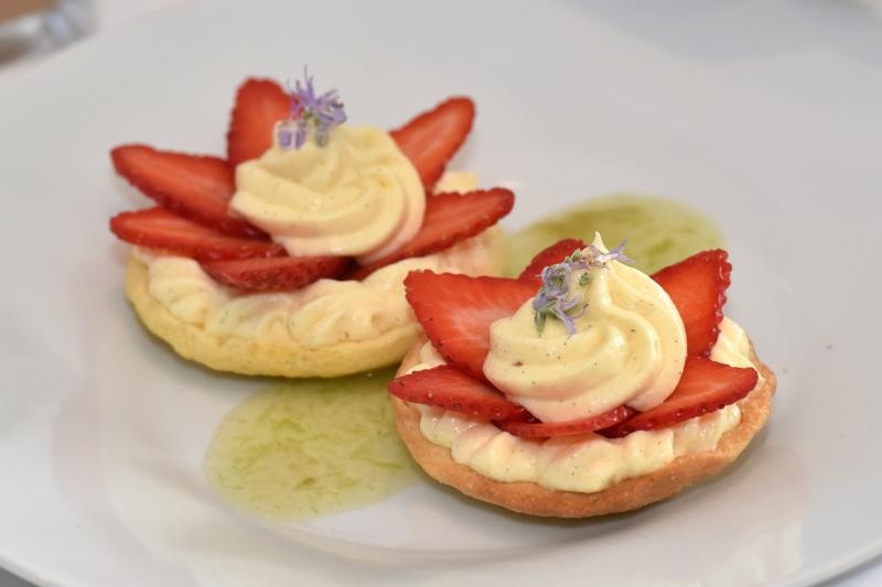 Zadar – Na prezentaciji u Impact centru Kuhar Renato Kraljev pripremao je zajedno s ucenicima tri slana i tri slatka jela s jagodama. Projektom se zeli povecati interes za uzgoj i konzumaciju jagoda u Zadarskoj zupaniji. Photo: Dino Stanin/PIXSELL Autor