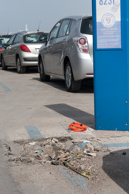 Zadar: Rasvjetni stup završio u moru, foto: Leo Banic