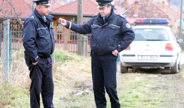 Starca nasmrt isprebijao, polio benzinom i zapalio