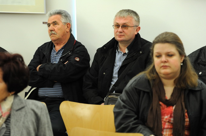 Zadar, 110413.
Zadarski SDP postigao je dogovor s HNS-om o koaliciji i predstavio dr. Ljiljanu Klaric kao zamjenicu gradonacelnickog kandidata Ive Bilica.
SDP na lokalne izbore izlazi u koaliciji sa HNS-om, HSLS-om, DSU i HSZ.
Na fotografiji: bivsi polic Zadar, 110413.
Zadarski SDP postigao je dogovor s HNS-om o koaliciji i predstavio dr. Ljiljanu Klaric kao zamjenicu gradonacelnickog kandidata Ive Bilica.
SDP na lokalne izbore izlazi u koaliciji sa HNS-om, HSLS-om, DSU i HSZ.
Na fotografiji: bivsi polic