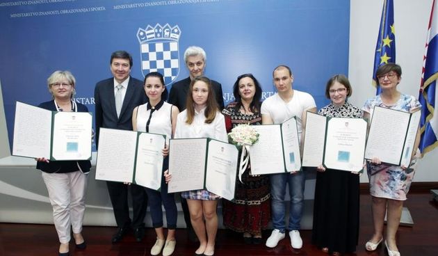 Ministarstvo znanosti, obrazovanja i sporta, dodjela Godisnje nagrade Luka Ritz. Nagrade se sastoje od skulpture, posebnog priznanja u obliku povelje i jednogodisnje stipendije u iznosu od tisucu kuna mjesecno. Teo Cuckovic, Anamarija Grgic, Izidora Must