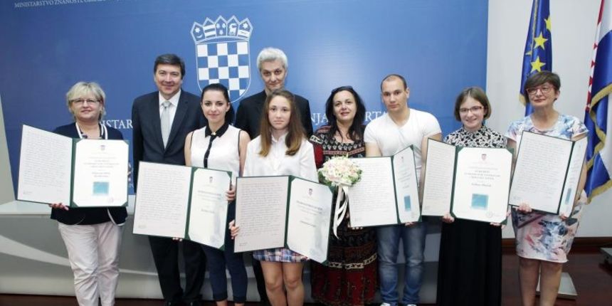 Ministarstvo znanosti, obrazovanja i sporta, dodjela Godisnje nagrade Luka Ritz. Nagrade se sastoje od skulpture, posebnog priznanja u obliku povelje i jednogodisnje stipendije u iznosu od tisucu kuna mjesecno. Teo Cuckovic, Anamarija Grgic, Izidora Must Ministarstvo znanosti, obrazovanja i sporta, dodjela Godisnje nagrade Luka Ritz. Nagrade se sastoje od skulpture, posebnog priznanja u obliku povelje i jednogodisnje stipendije u iznosu od tisucu kuna mjesecno. Teo Cuckovic, Anamarija Grgic, Izidora Must