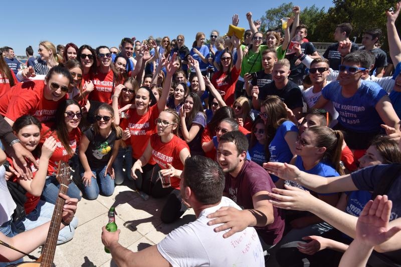Ludijada zadarskih maturanata uz pjesmu i kupanje na Morskim orguljama. Foto: Dino Stanin/PIXSELL Ludijada zadarskih maturanata uz pjesmu i kupanje na Morskim orguljama. Foto: Dino Stanin/PIXSELL