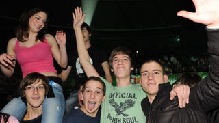 Zadar, 251110
Sportski centar Visnjik.
Koncertni spektakl TopStars.
Na koncertu pred punom dvoranom vecinom mladje publike pjevaci Tony Cetinski, Franka Batelic, Indira Vladic i Luka Bulic pjevali su glazbene hitove.
Na slici: publika.
Foto: Andrija Luc Zadar, 251110
Sportski centar Visnjik.
Koncertni spektakl TopStars.
Na koncertu pred punom dvoranom vecinom mladje publike pjevaci Tony Cetinski, Franka Batelic, Indira Vladic i Luka Bulic pjevali su glazbene hitove.
Na slici: publika.
Foto: Andrija Luc