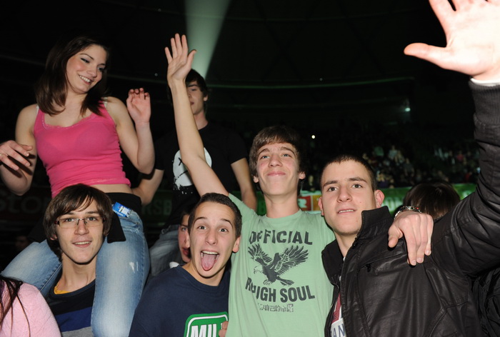 Zadar, 251110
Sportski centar Visnjik.
Koncertni spektakl TopStars.
Na koncertu pred punom dvoranom vecinom mladje publike pjevaci Tony Cetinski, Franka Batelic, Indira Vladic i Luka Bulic pjevali su glazbene hitove.
Na slici: publika.
Foto: Andrija Luc Zadar, 251110
Sportski centar Visnjik.
Koncertni spektakl TopStars.
Na koncertu pred punom dvoranom vecinom mladje publike pjevaci Tony Cetinski, Franka Batelic, Indira Vladic i Luka Bulic pjevali su glazbene hitove.
Na slici: publika.
Foto: Andrija Luc