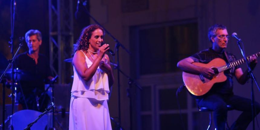 Opis  04.07.2014., Zadar – Na poljani Sime Budinica odrzan je koncert izraelske dive Noe i Love Medicine Banda. Photo: Filip Brala/PIXSELL Autor  Filip Brala/PIXSELL Ključne riječi  koncert, Noa, concert, konzert, Achinoam Nini, pjevacica, izraelska pjev