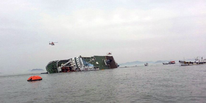 Nasukan i prevrnut trajekt u Južnoj Koreji, foto: wsbtv.com Nasukan i prevrnut trajekt u Južnoj Koreji, foto: wsbtv.com