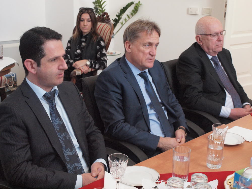 Nadbiskup Puljić primio Kalmetu i Zrilića sa suradnicima Nadbiskup Puljić primio Kalmetu i Zrilića sa suradnicima