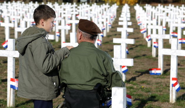 Vukovar, 181112.
Obiljezavanje Dana sjecanja na zrtvu Vukovara 1991. pod sloganom “Vukovaru – ime sveto” .
Memorijalno groblje zrtava domovinskog rata.
Foto: Danijel Soldo / CROPIX