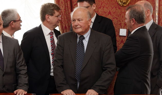 Zagreb, 050412.
Vlada.
Sjednica Vlade Republike na cijem je dnevnom redu, medju ostalim, Nacrt prijedloga zakona o izmjenama Zakona o prostornom uredjenju i gradnji, s Nacrtom konacnog prijedloga zakona. Vlada je razmatrala i prijedlog akcijskog plana za